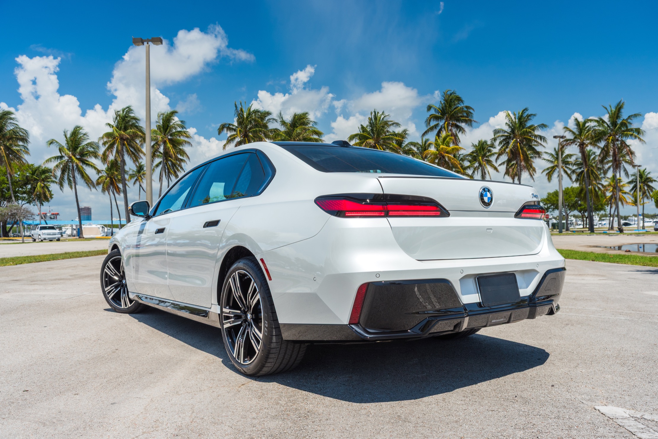 BMW 7-Series β 4